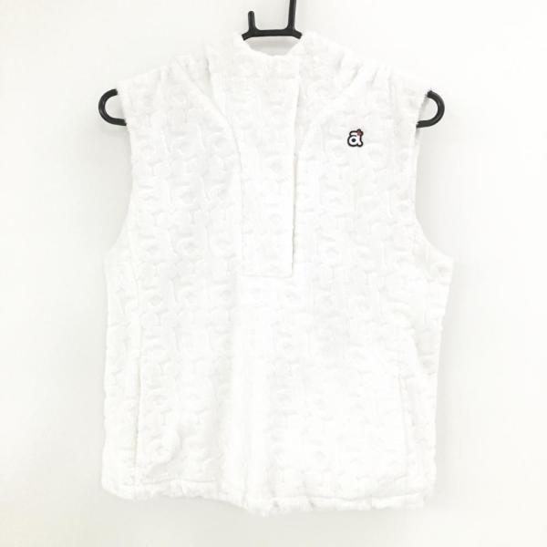 archivio（アルチビオ） ファーベスト 白 ロゴ総柄 凹凸 裏起毛 フード