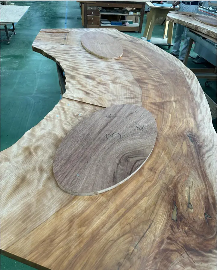 ミズメザクラ上杢一枚板 会議用テーブル オフィス向け家具として納品