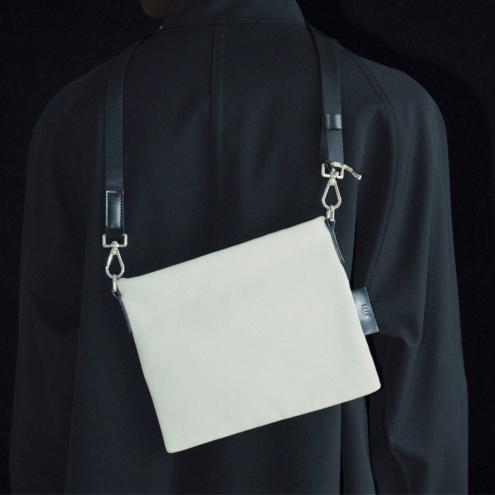 MARY SACOCHE - S / DIPLO SKY｜サステイナブルレザーの薄型ショルダー