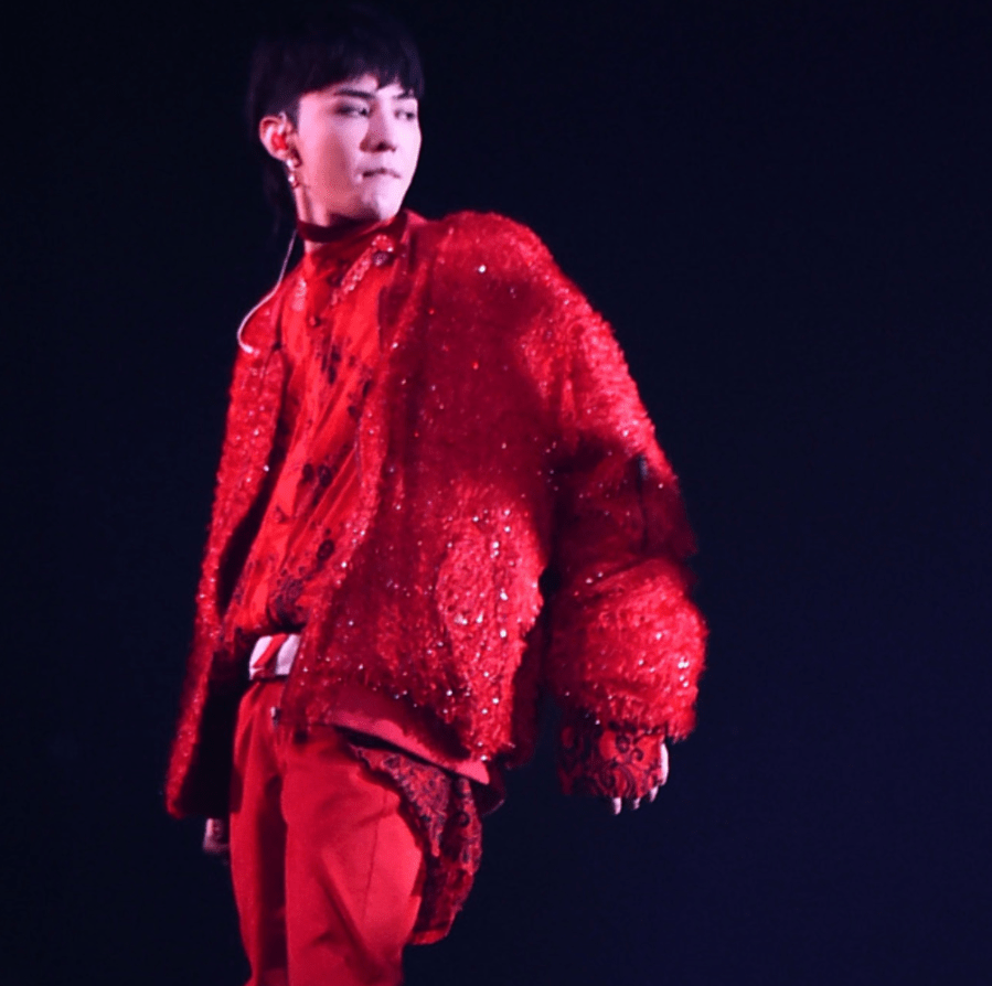 Fashion in G-dragon's Act III: M.O.T.T.E World Tour