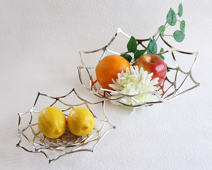 錫の曲がるカゴで果物やワインをおしゃれに魅せるインテリア 能作KAGO