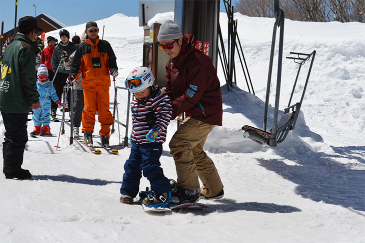 Getting on a lift with kids - Japan Ski Guide