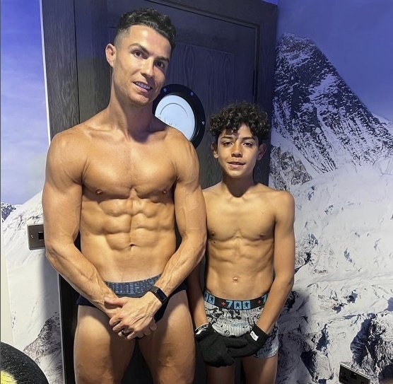 ロナウド、11歳の息子のシックスパック自慢に…「児童虐待説」出てき