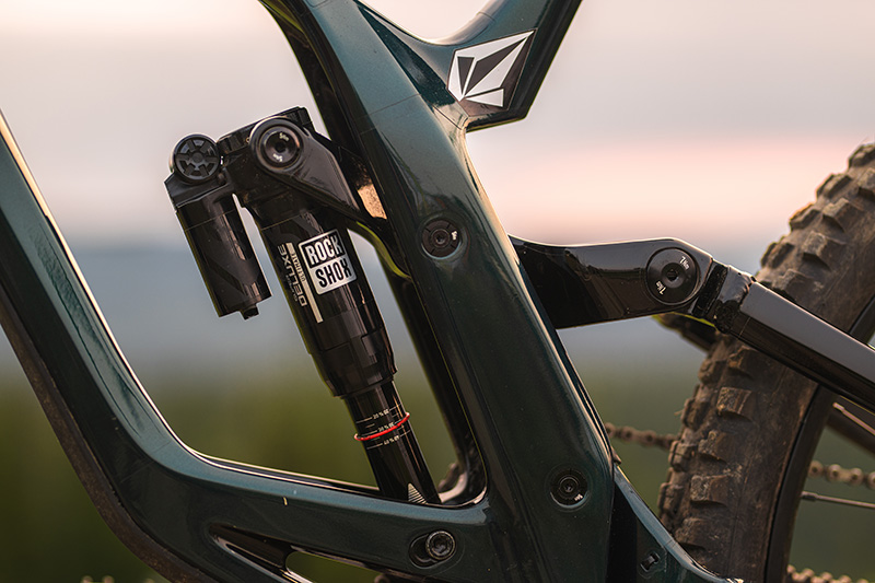 GT（ジーティー）」からフラッグシップダウンヒルバイクが装いも新たに