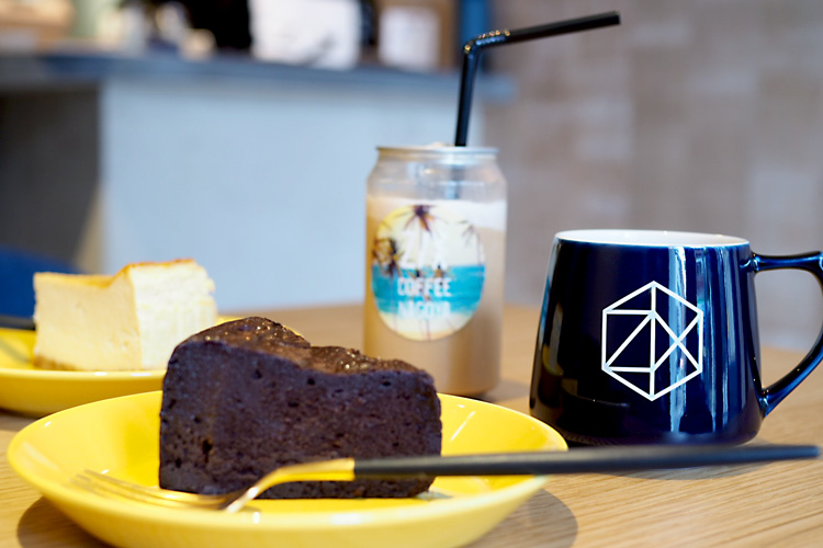 本格コーヒーとケーキのハーモニーを楽しめる『Z/X coffee（ゼクス