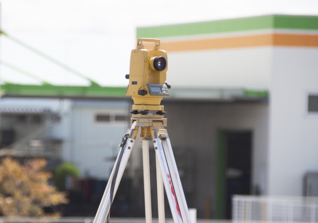 高低差の確認に使われる測量機器「レベル」の特徴・種類と使用方法