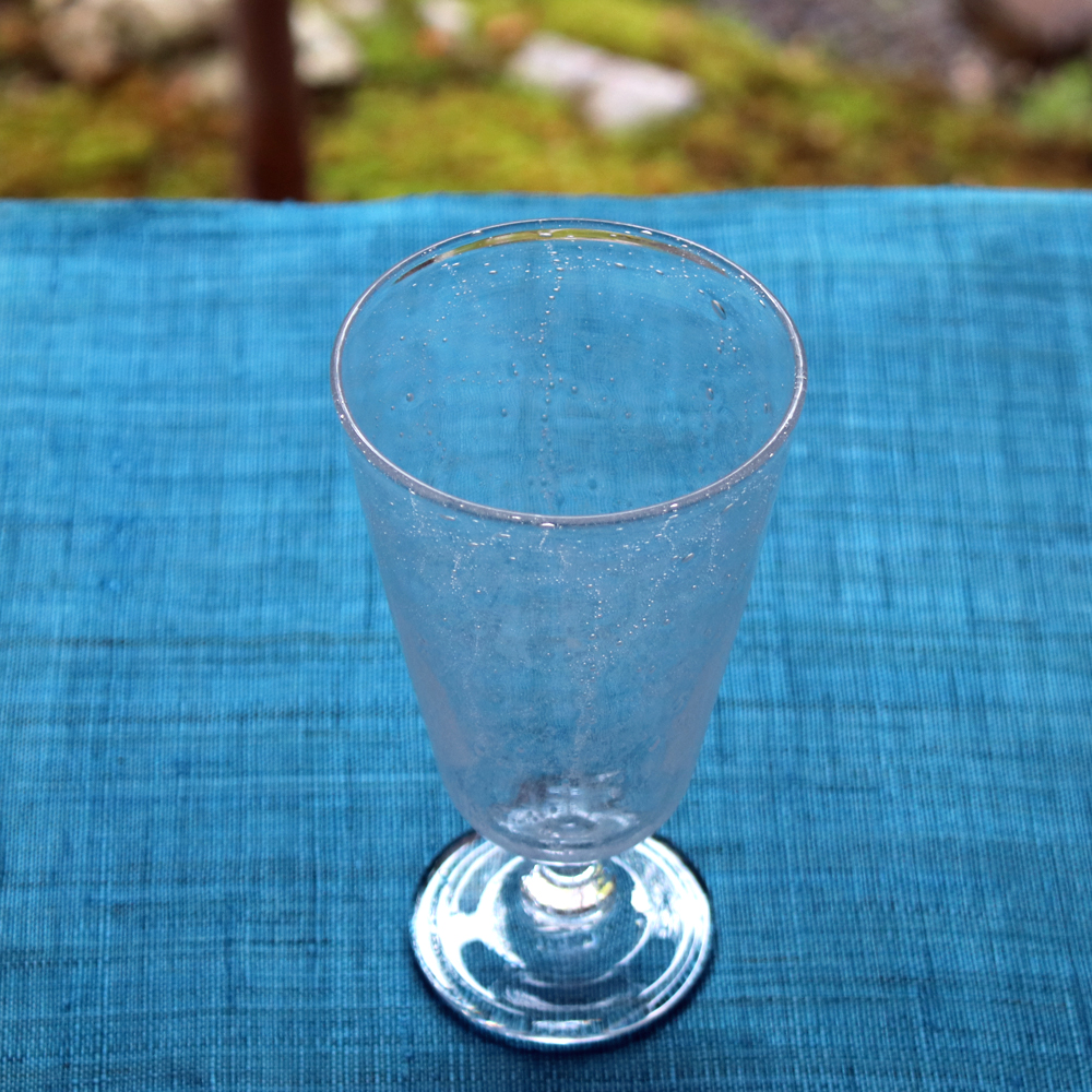 glass atelierえむに ソーダの脚付きグラス 白色 | J-spirit gallery KYOTO