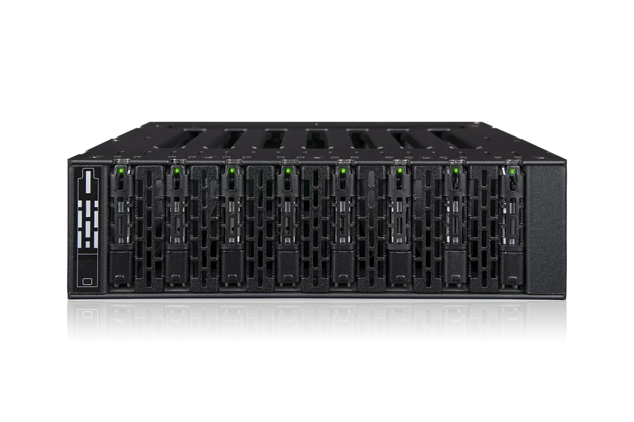 8 x M.2 NVMe SSD搭載用リムーバブルケース5.25インチベイサイズ PCIe