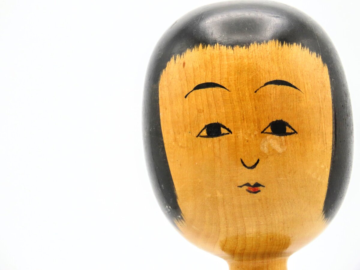 木地山こけし – 憂いを感じる独特な表情が特徴的な秋田の伝統こけし