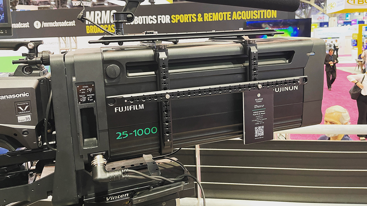 FUJIFILM、箱型PLマウントレンズ「Duvo 25-1000」を展示。従来と同じ