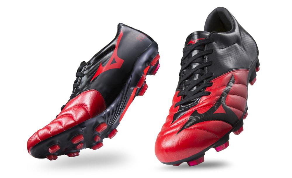岡崎慎司選手が着用するサッカーシューズBASARA 101 JAPAN（レッド
