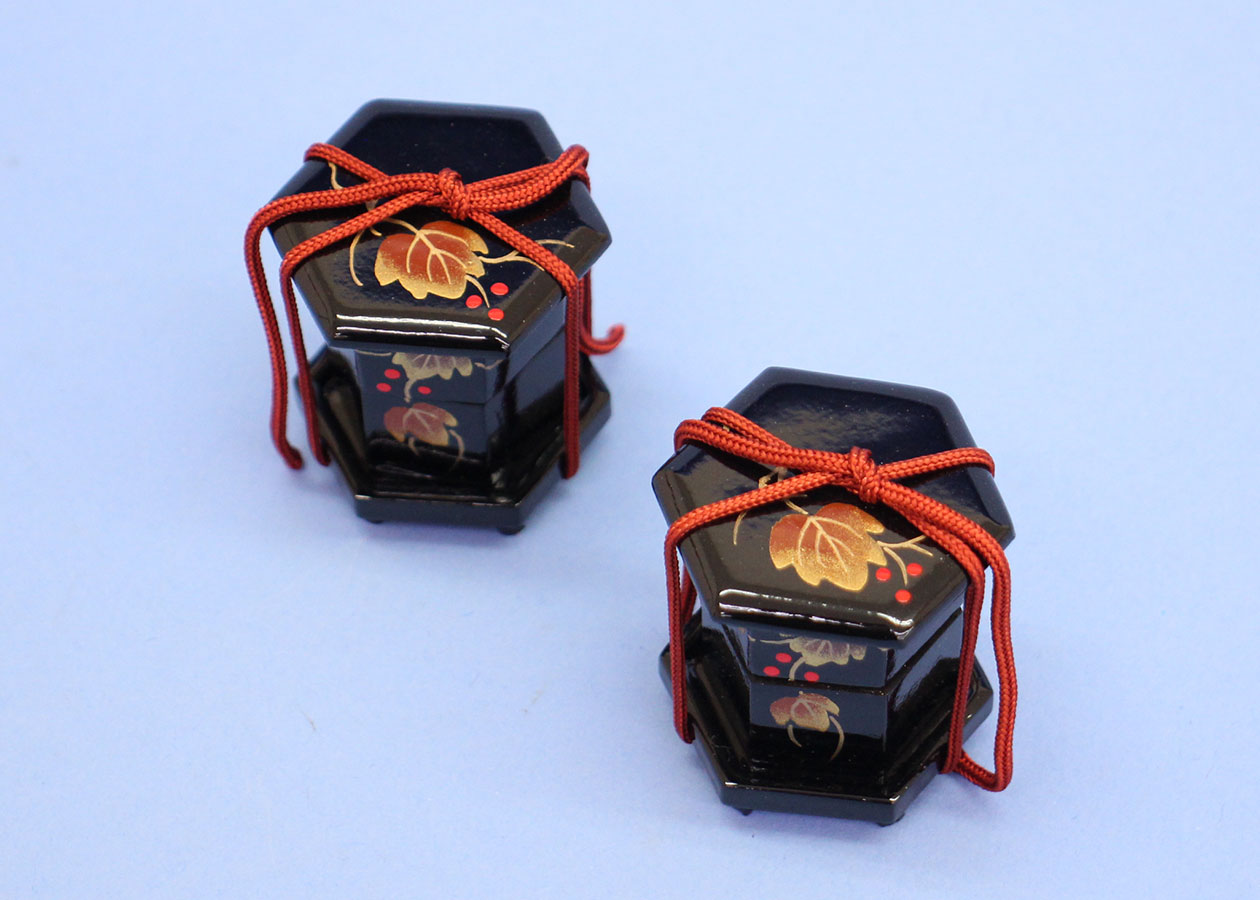 雛人形・雛道具貝桶 4cm貝桶 蔦蒔絵付き – 寿鳳人形の東芸