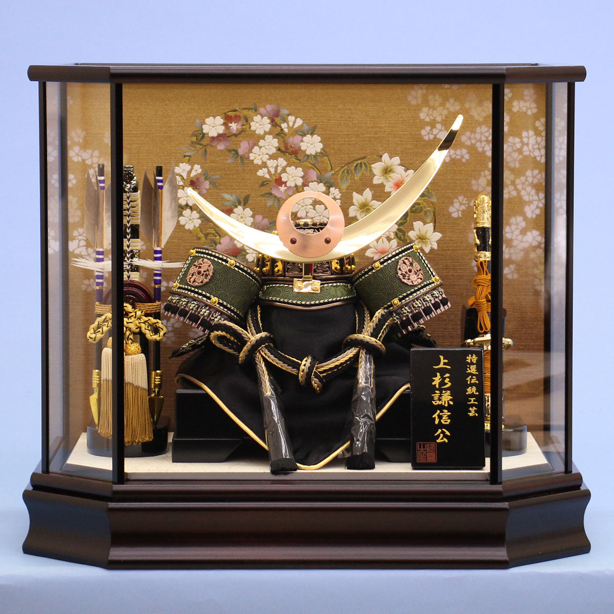 五月人形 兜ケース飾り 高さ37㎝上杉謙信兜 六角花丸 – 寿鳳人形の東芸