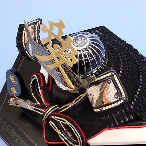 五月人形 兜ケース飾り 高さ32㎝ 直江兼続 六角カブセ – 寿鳳人形の東芸