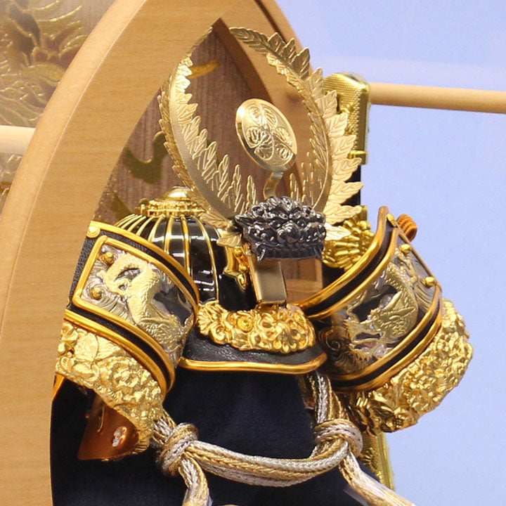 五月人形 兜ケース飾り 高さ29.5㎝ 徳川家康兜 木目調丸型 – 寿鳳人形