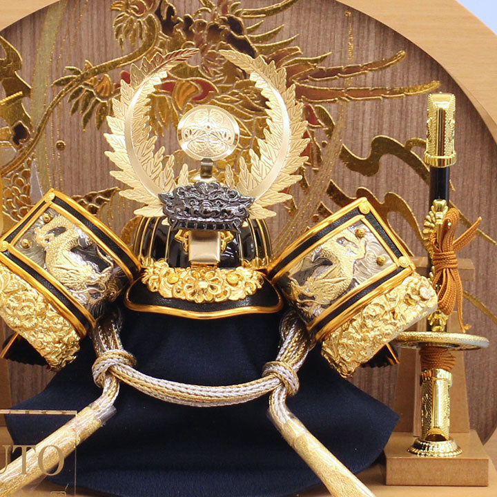 五月人形 兜ケース飾り 高さ29.5㎝ 徳川家康兜 木目調丸型 – 寿鳳人形