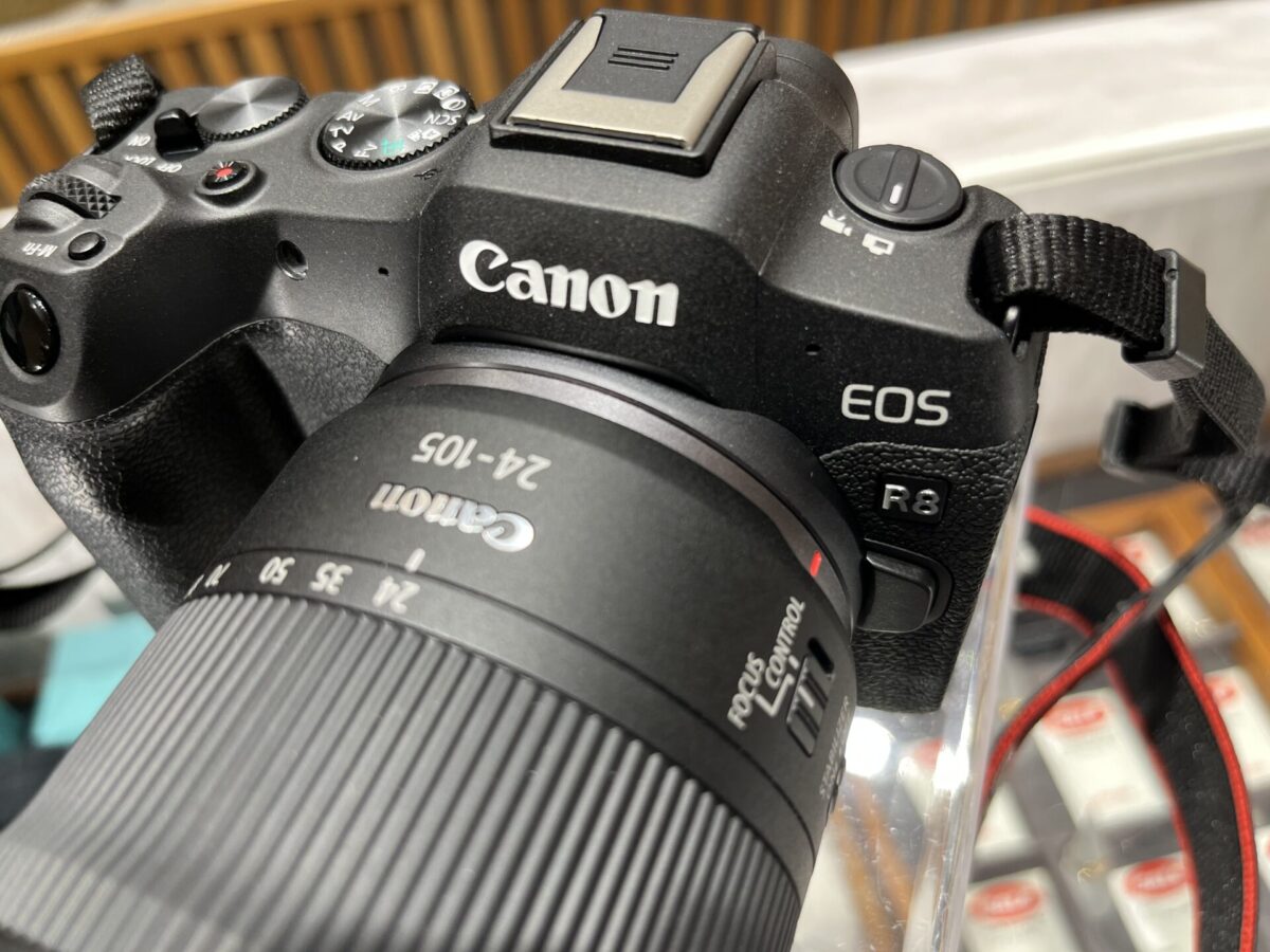 キャノン【Canon】EOS R8 RF24-105mm F4-7.1 IS STM ズーム＋マクロ