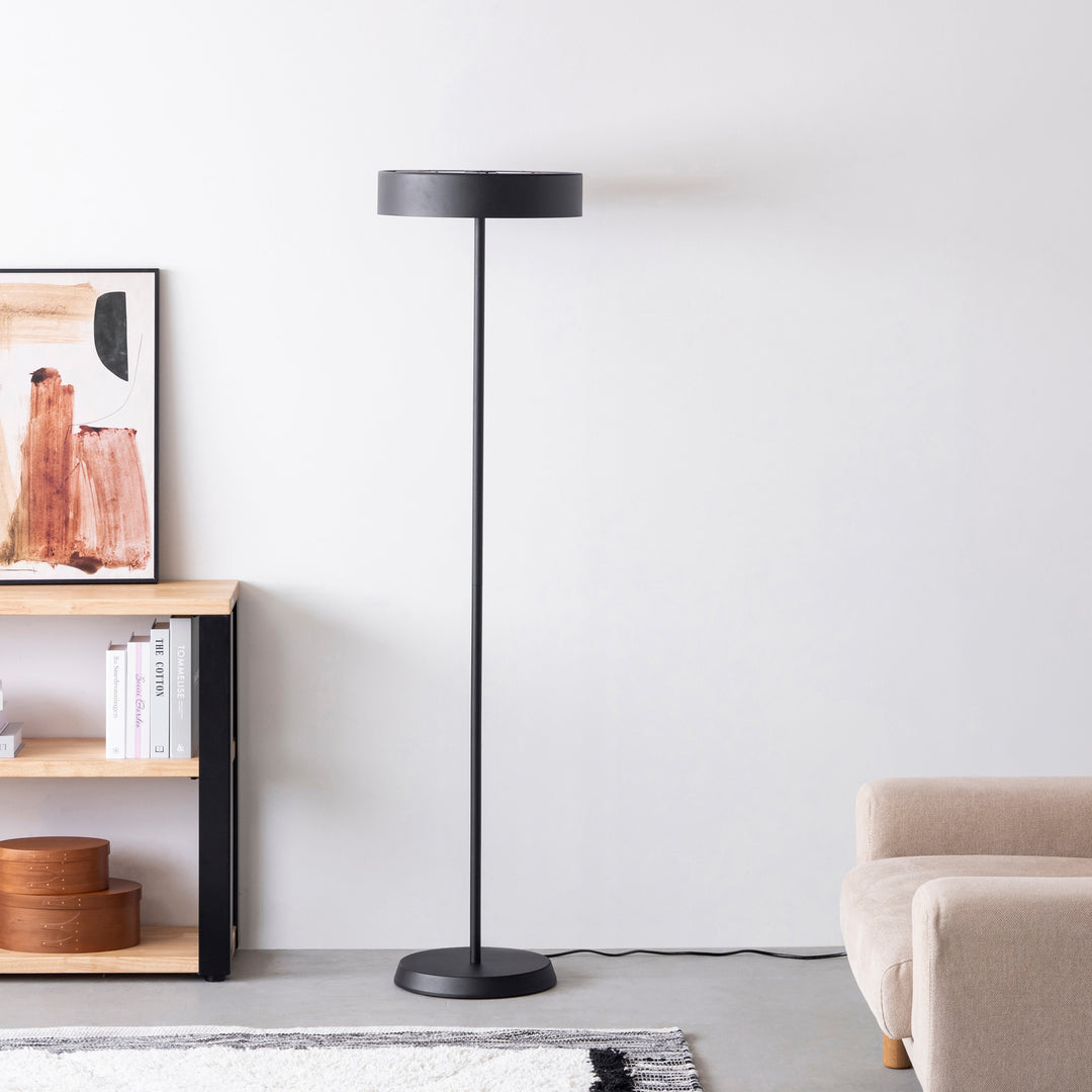 多機能なスチール製 フロアライト – KANADEMONO