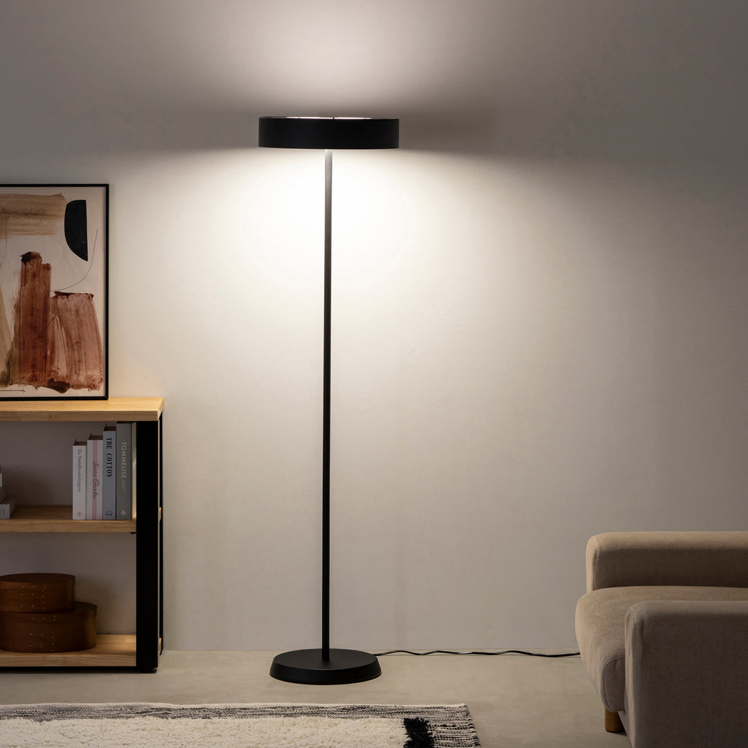 多機能なスチール製 フロアライト – KANADEMONO