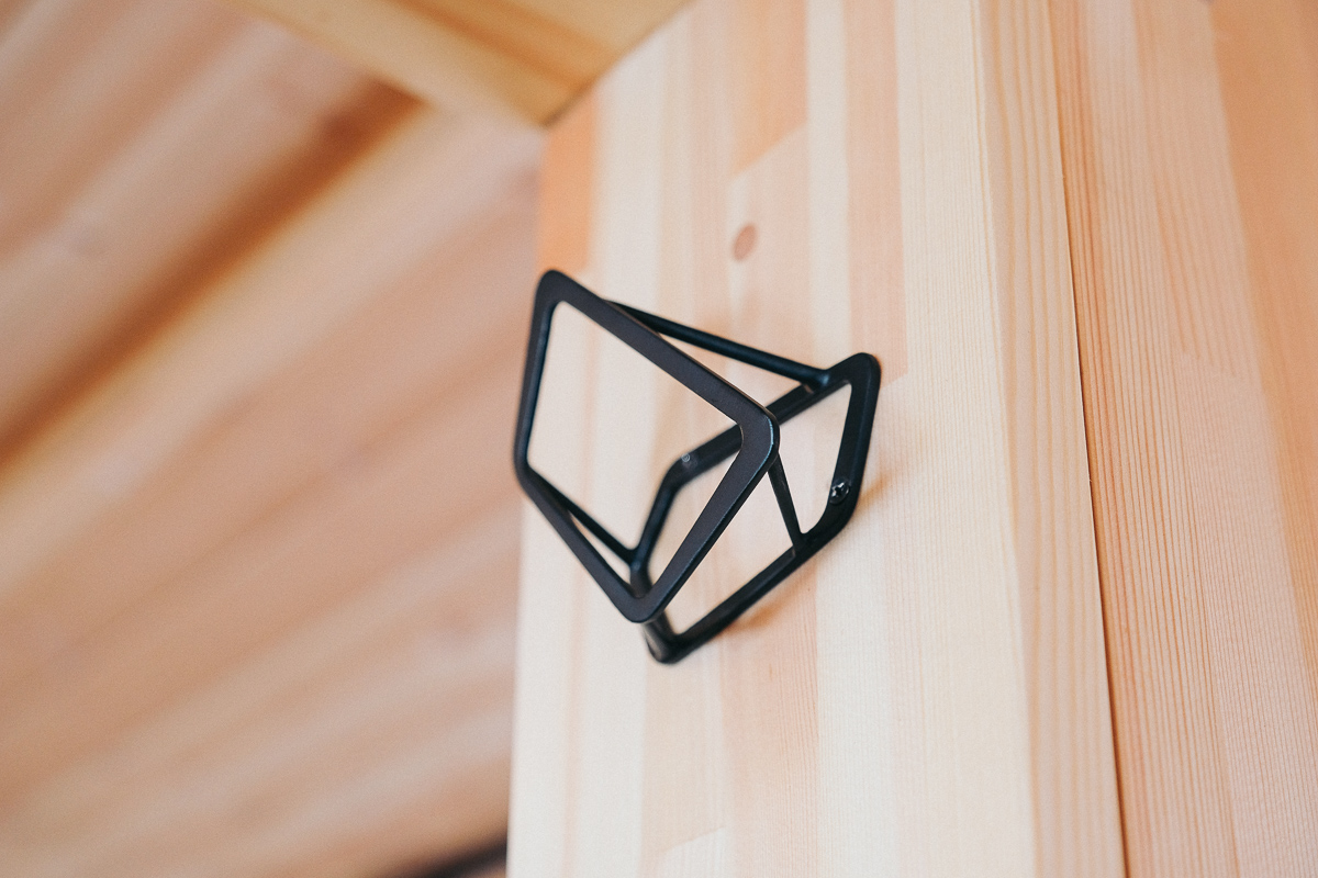 カメラをシュッと柱にぶら下げるためにnaftのコートフック「sprinkle