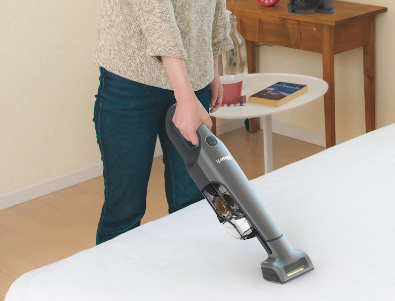 台数シェア1位のシャークが新たなハンディクリーナー、布団掃除にも