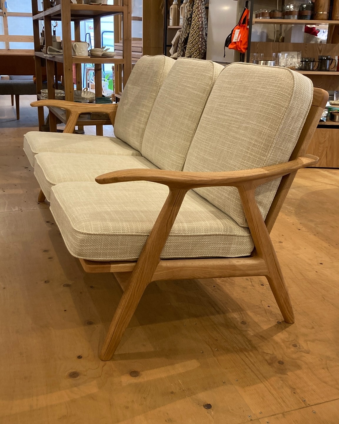 無垢を感じる木フレームの3人掛けソファ - KOMATSUYA