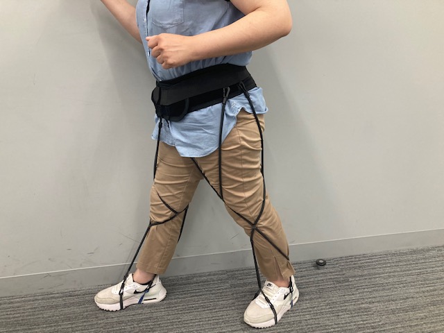 ゴムの力で歩行をサポートする世界初のアイテムを記者がお試し！「7年