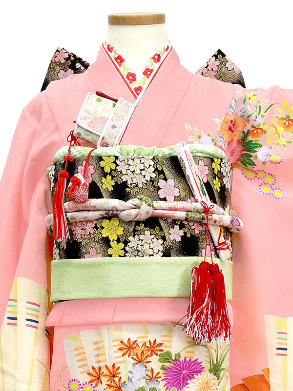 ピンク地に花車と花扇の着物（黒帯にグリーン）／七五三・七歳女の子