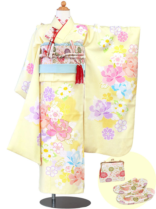 ライトイエローに花模様の着物（白帯に水色）／七五三・七歳女の子