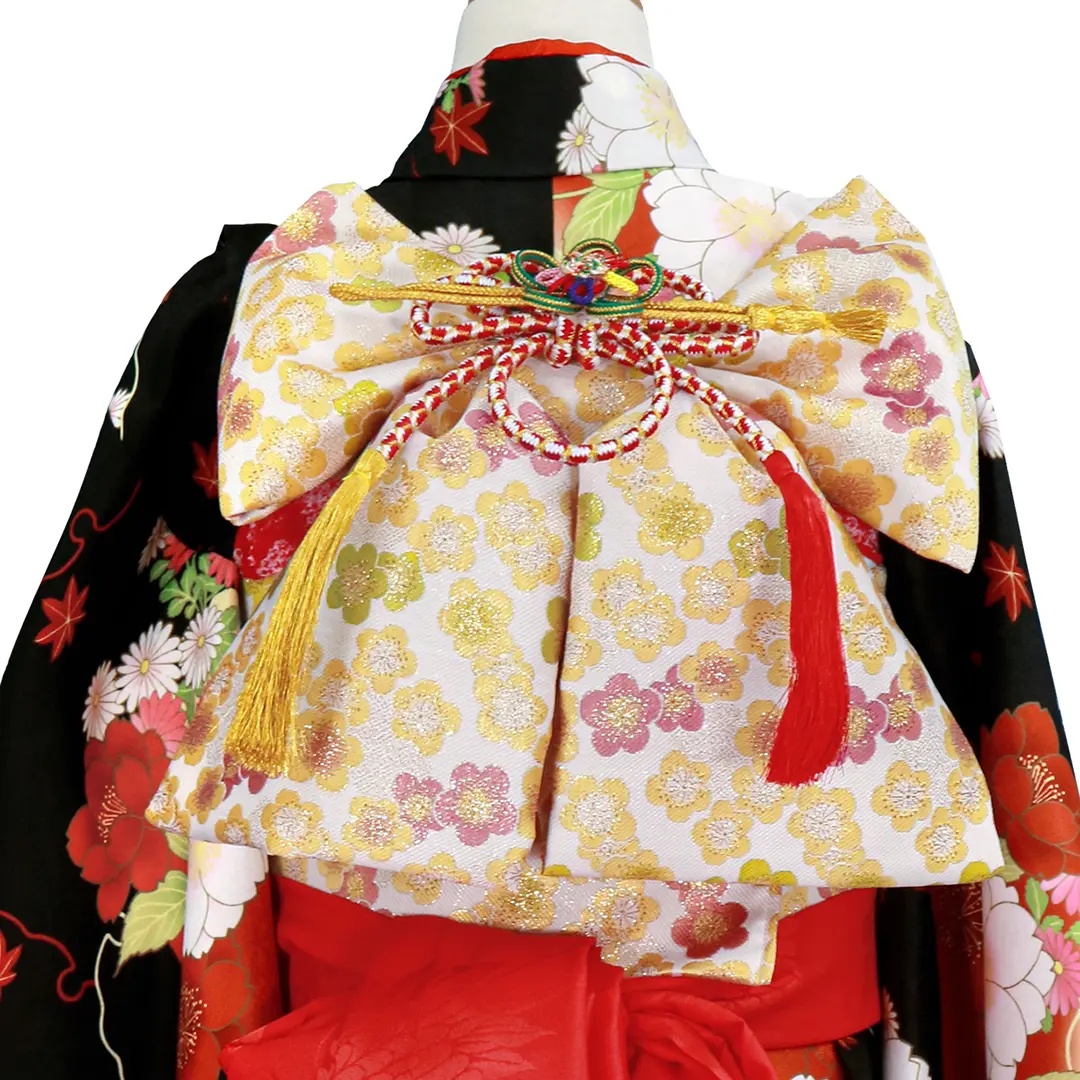 黒地に雪輪と桜の着物（アイボリー帯に赤）／七五三・七歳女の子