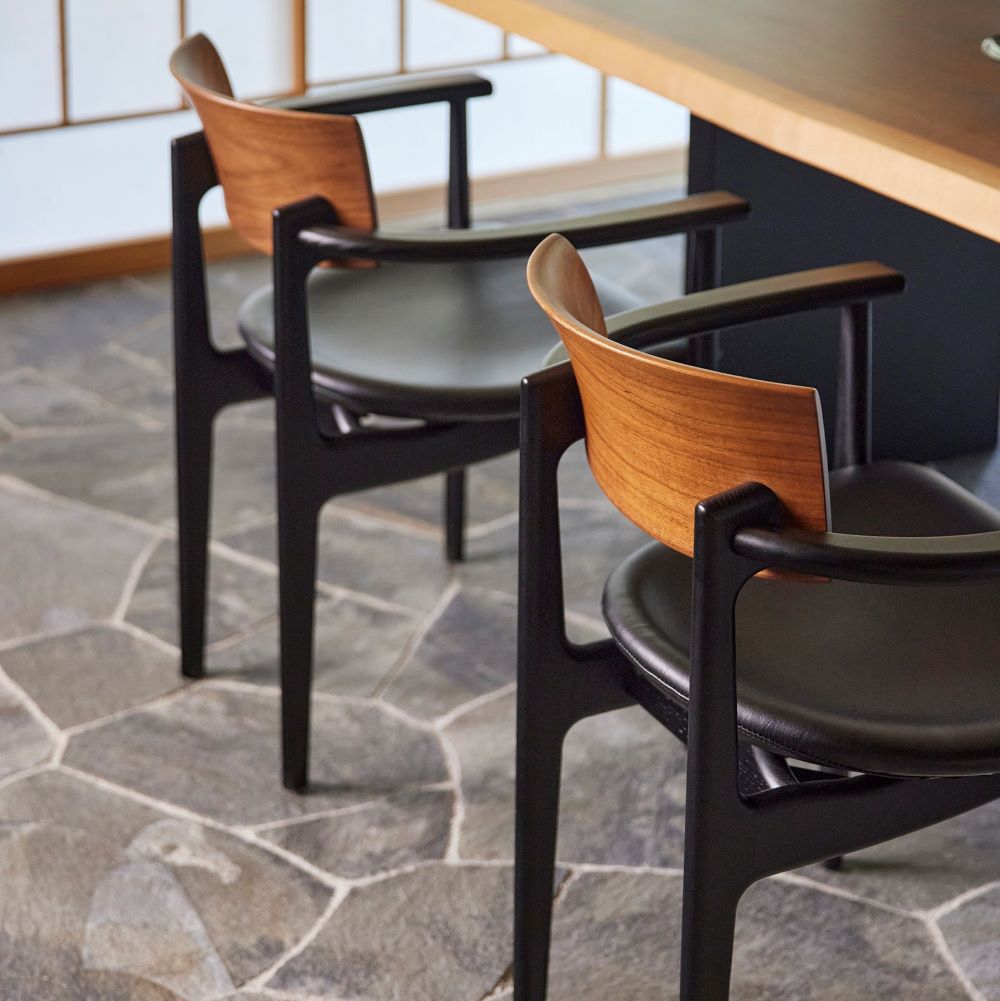 CHIC アームチェア PDC02K(ウォールナット+オーク) – 柏木工株式会社