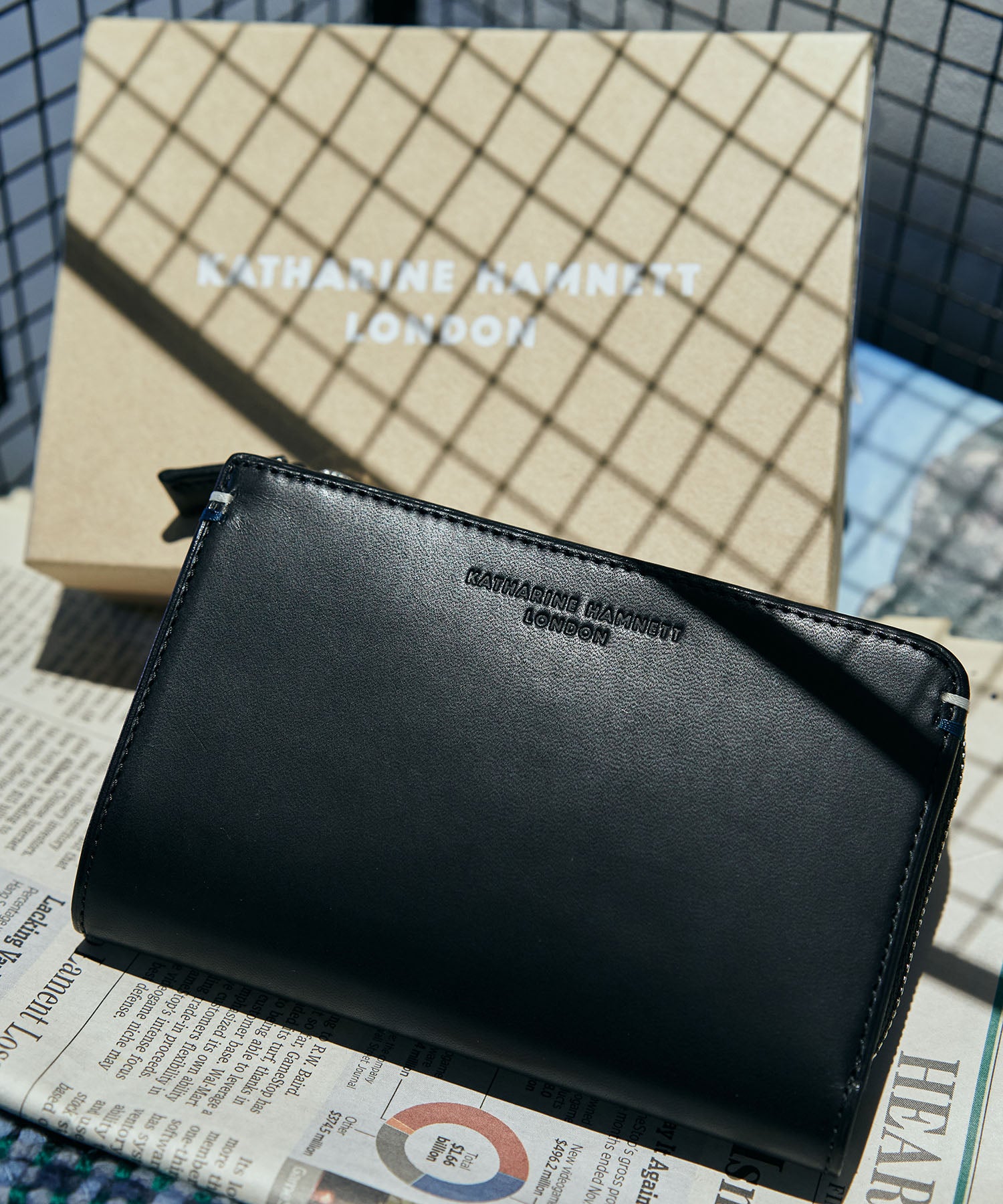 KATHARINE HAMNETT LONDON】VEGA L字ファスナー ミドルウォレット (490