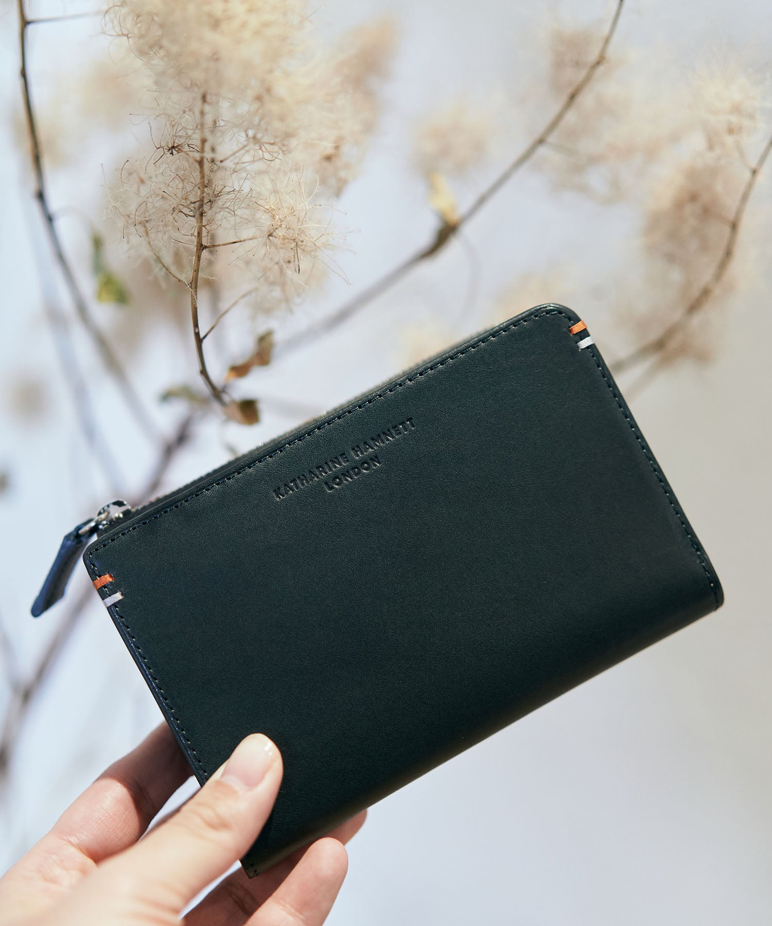 KATHARINE HAMNETT LONDON】VEGA L字ファスナー ミドルウォレット (490