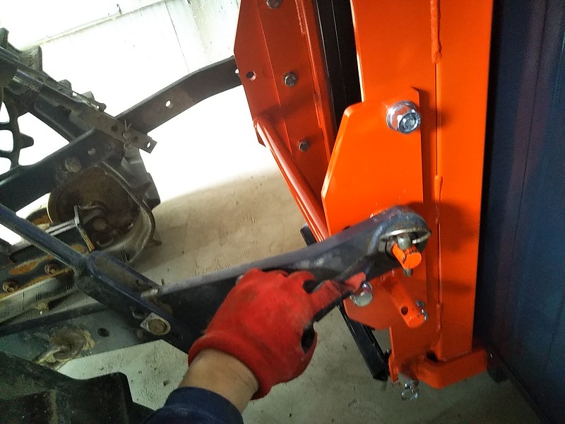 クボタトラクターのクイックヒッチを外して、標準三点リンクで作業機に