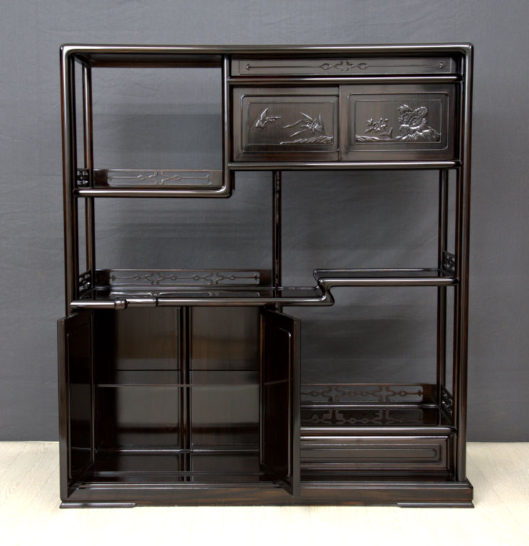 飾り棚: 黒檀 隅丸4枚戸彫り 3.5尺棚 no.8606 / 唐木家具OSAKA