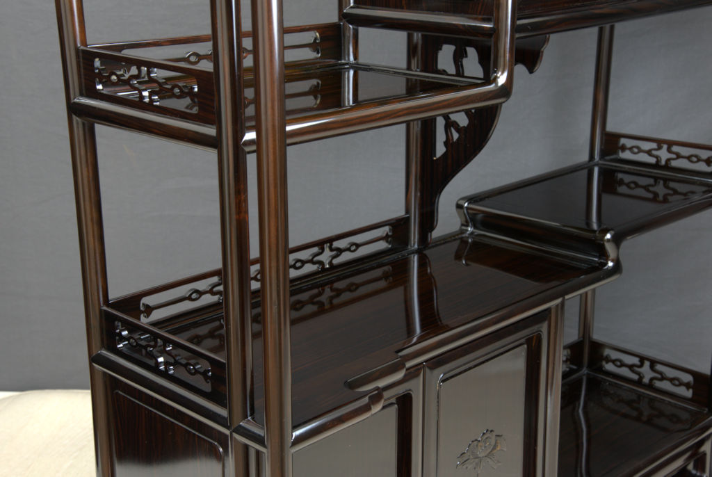 飾り棚: 黒檀 隅丸4枚戸彫り 3.5尺棚 no.8606 / 唐木家具OSAKA