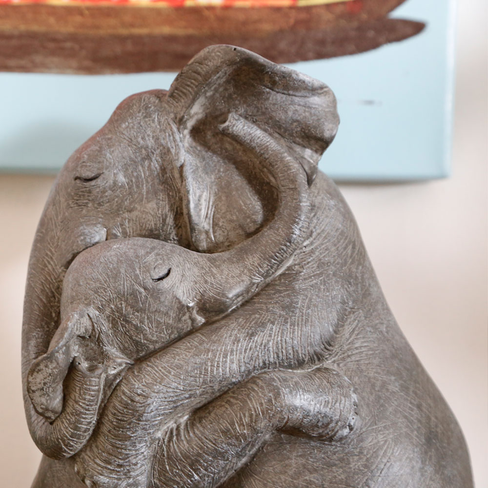 エレファントハグ デコフィギア - オブジェ・置物の通販 ｜【KARE