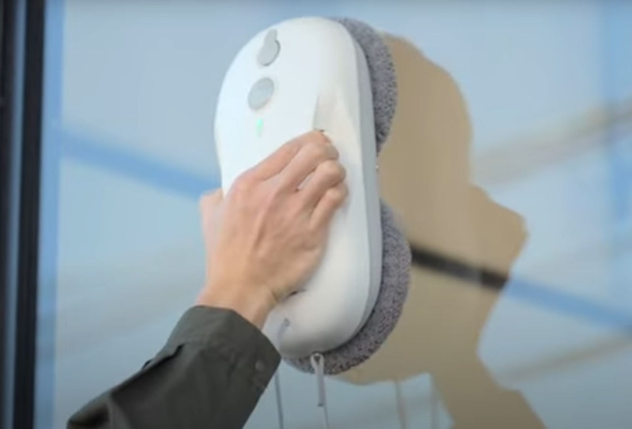 サンワサプライが自動窓ふきロボットを発売！ ガラス面を縦横無尽に