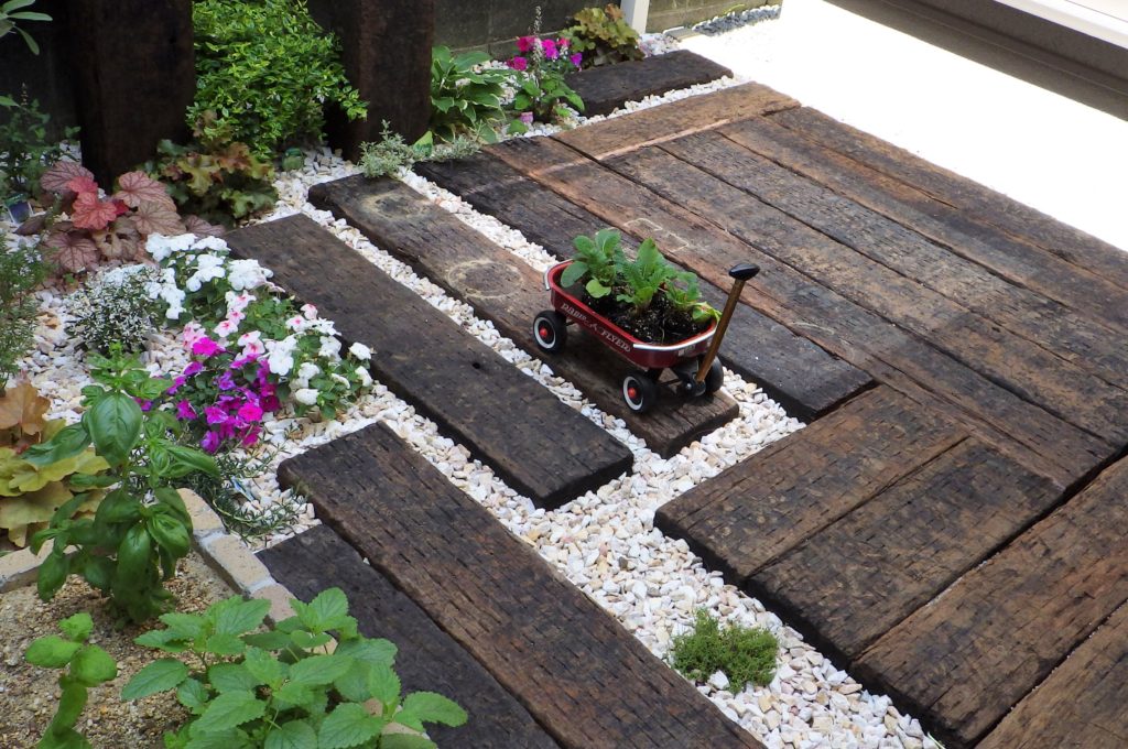 ナチュラルな雰囲気の枕木を使ったお庭 – エクステリア・外構工事の