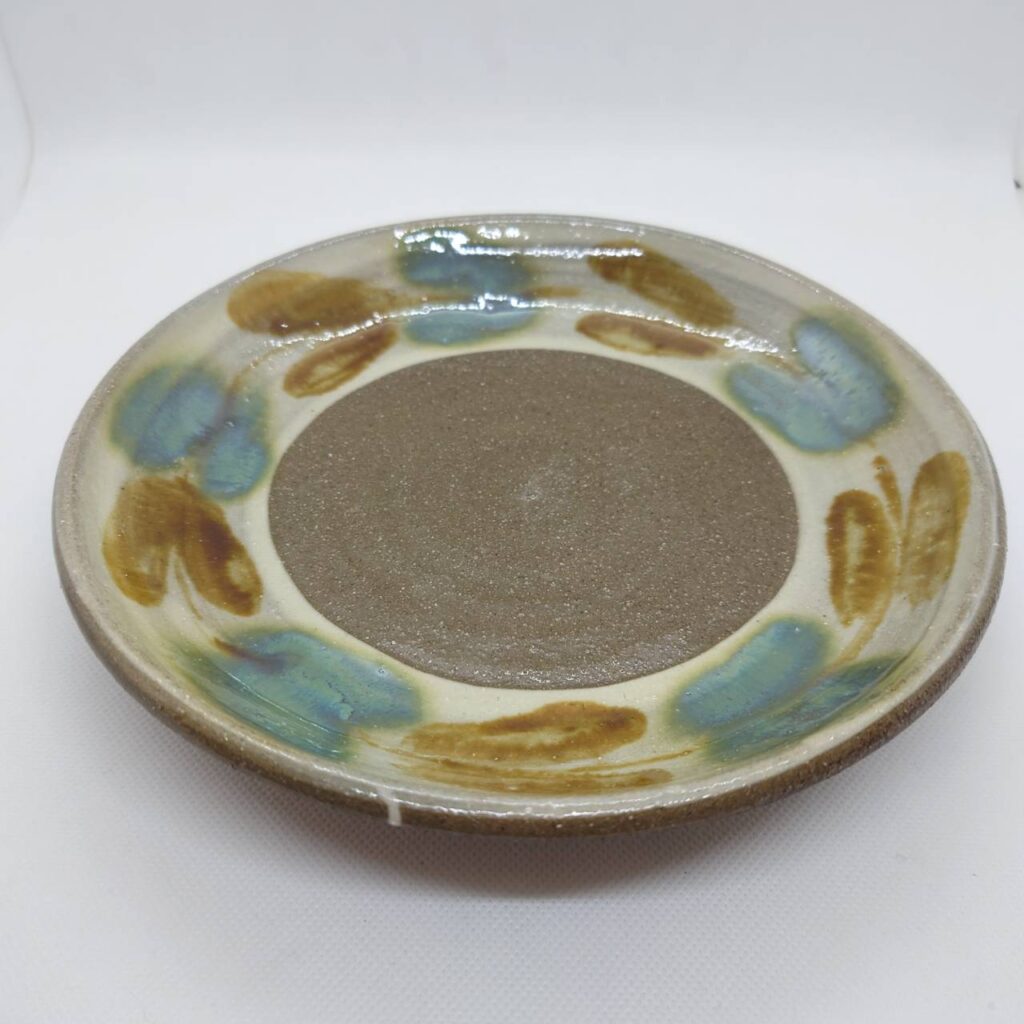 やちむん漂窯」7寸平皿重ね焼き 三彩双葉柄 | 【やちむん】よーりよーり