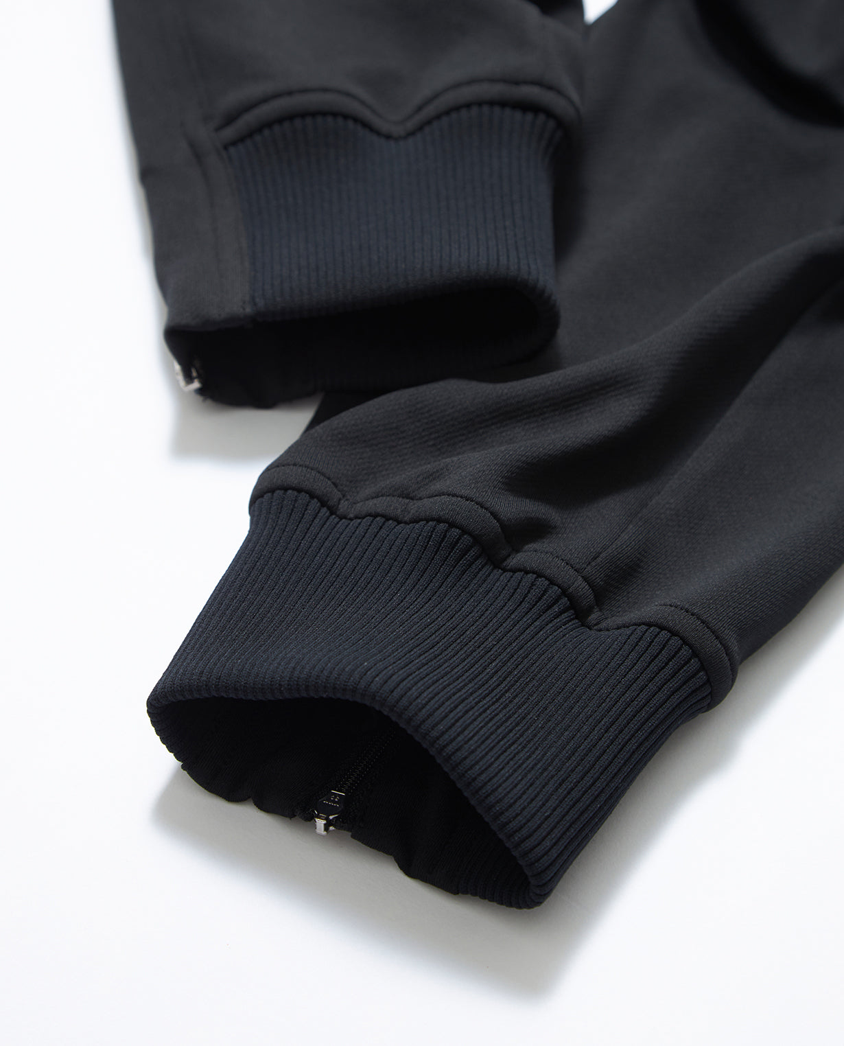 115_G リサイクル糸メッシュ グラフィックジョガーパンツ (ブラック