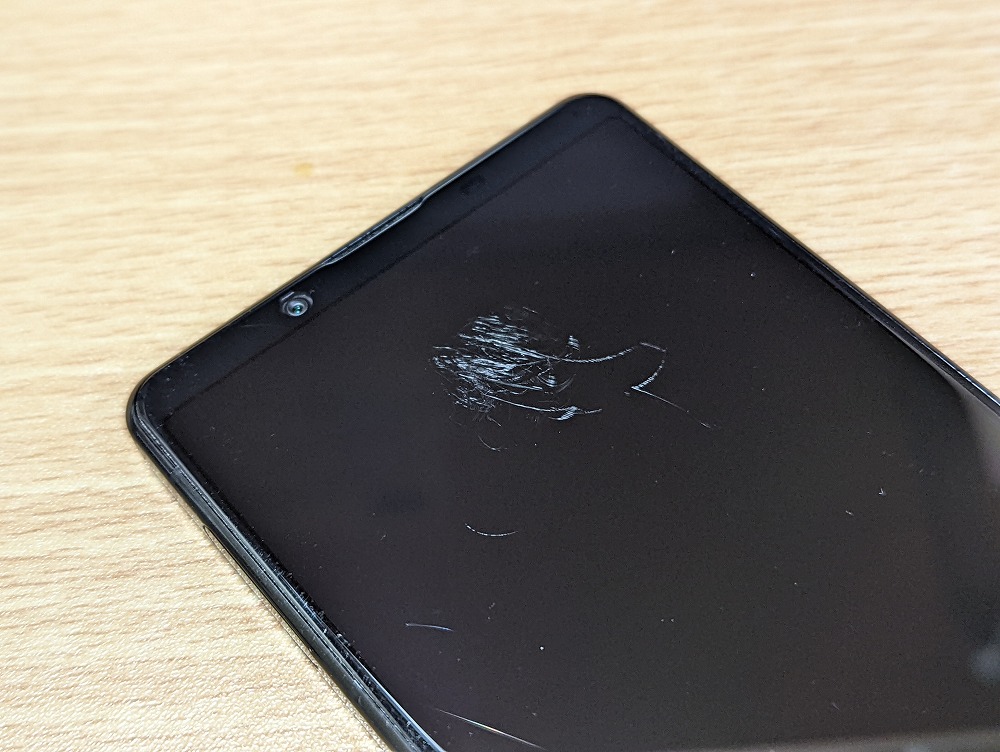 ディスプレイの擦り傷を家にあるものでどうにかしようとした