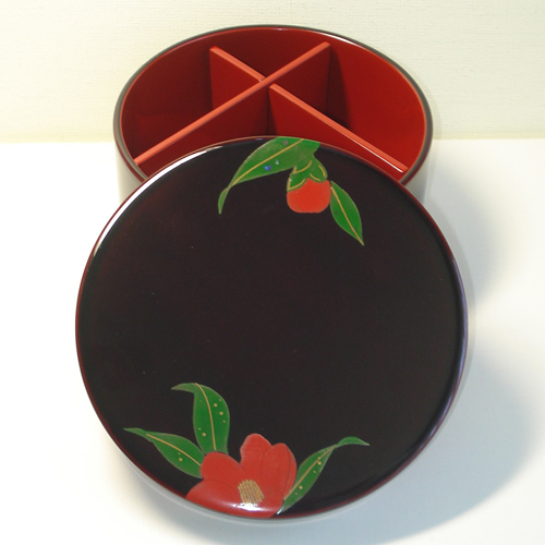 輪島塗 弁当箱 (1段) -椿の蒔絵仕上げ- [内面朱色/外面黒タメ色] 丸形