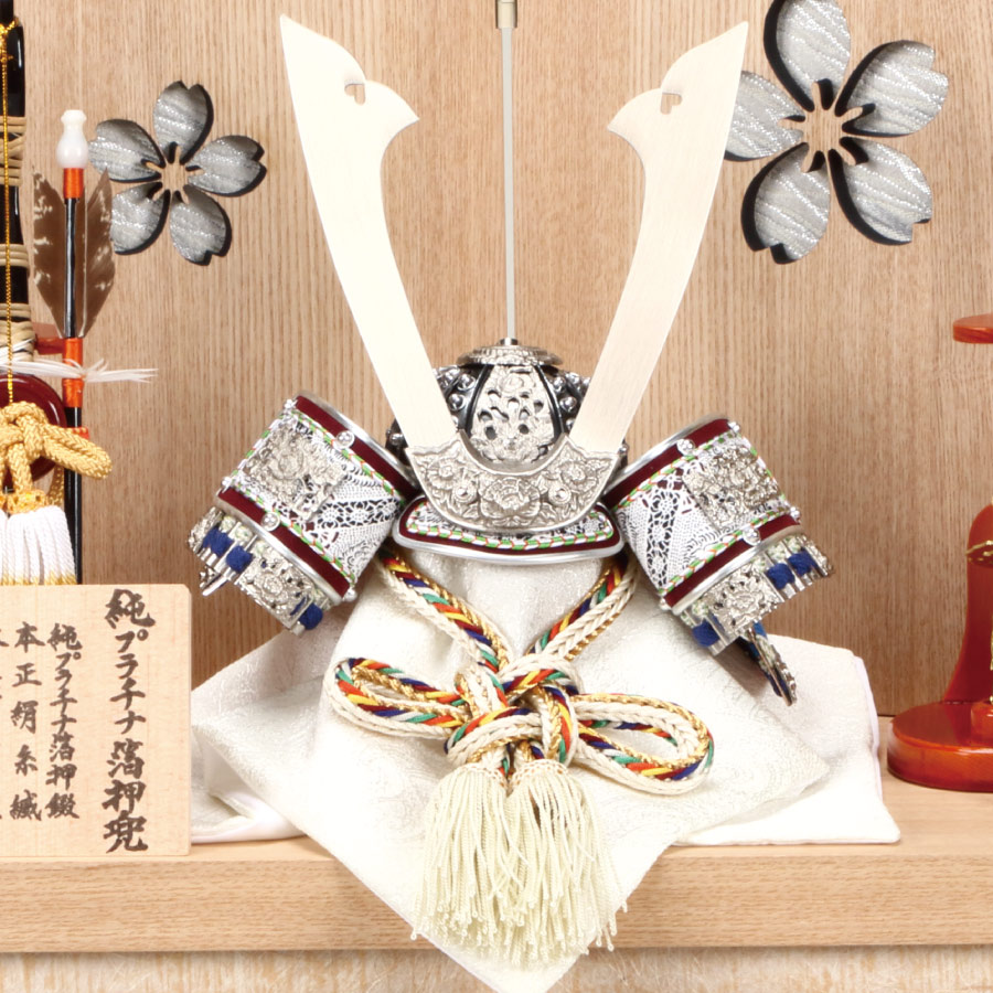 人形の田辺 / 一徳 プラチナ箔押兜 桜収納飾り