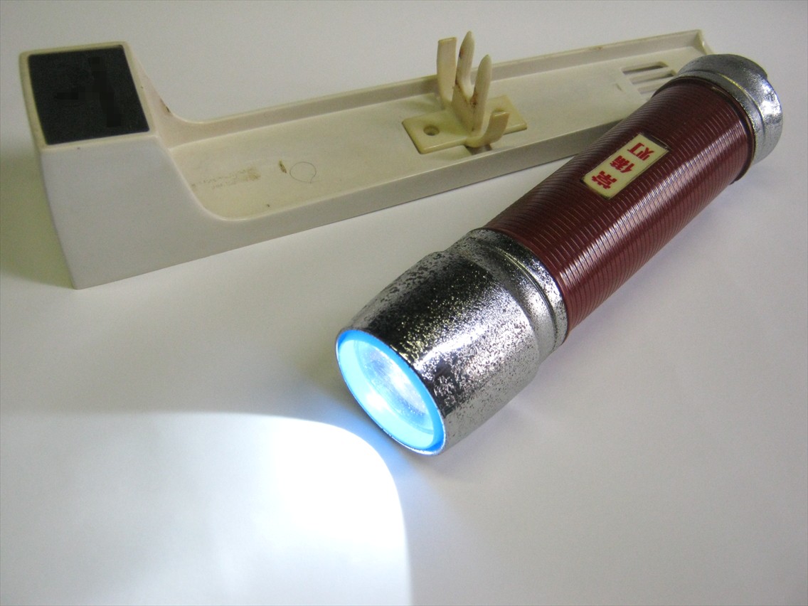 ダイソーで買った『LED 懐中電灯』のパーツを利用して豆電球式の古い