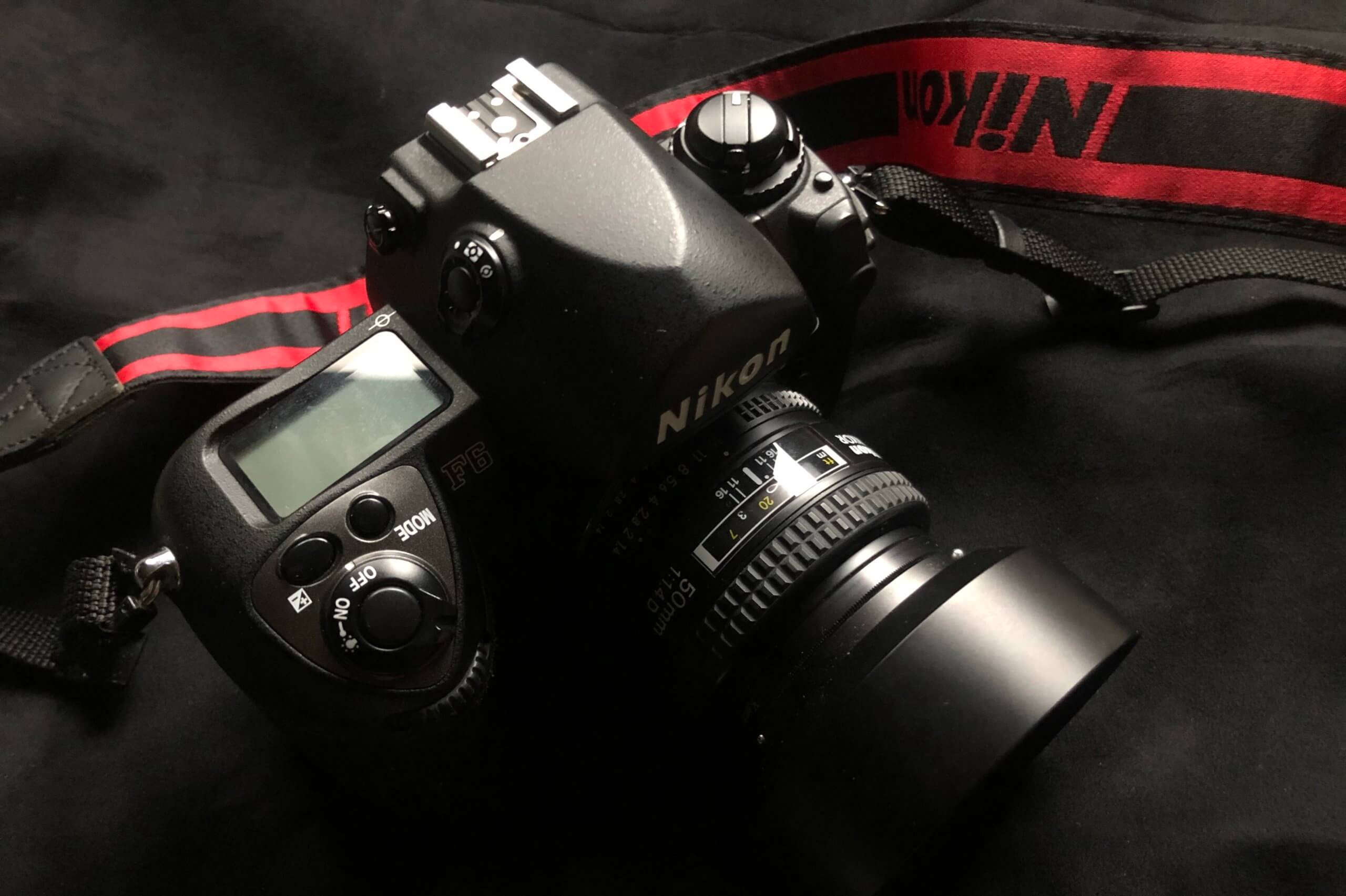 Nikonのストラップを初めて赤にした。燃えるF6、悪くない。｜記憶カメラ