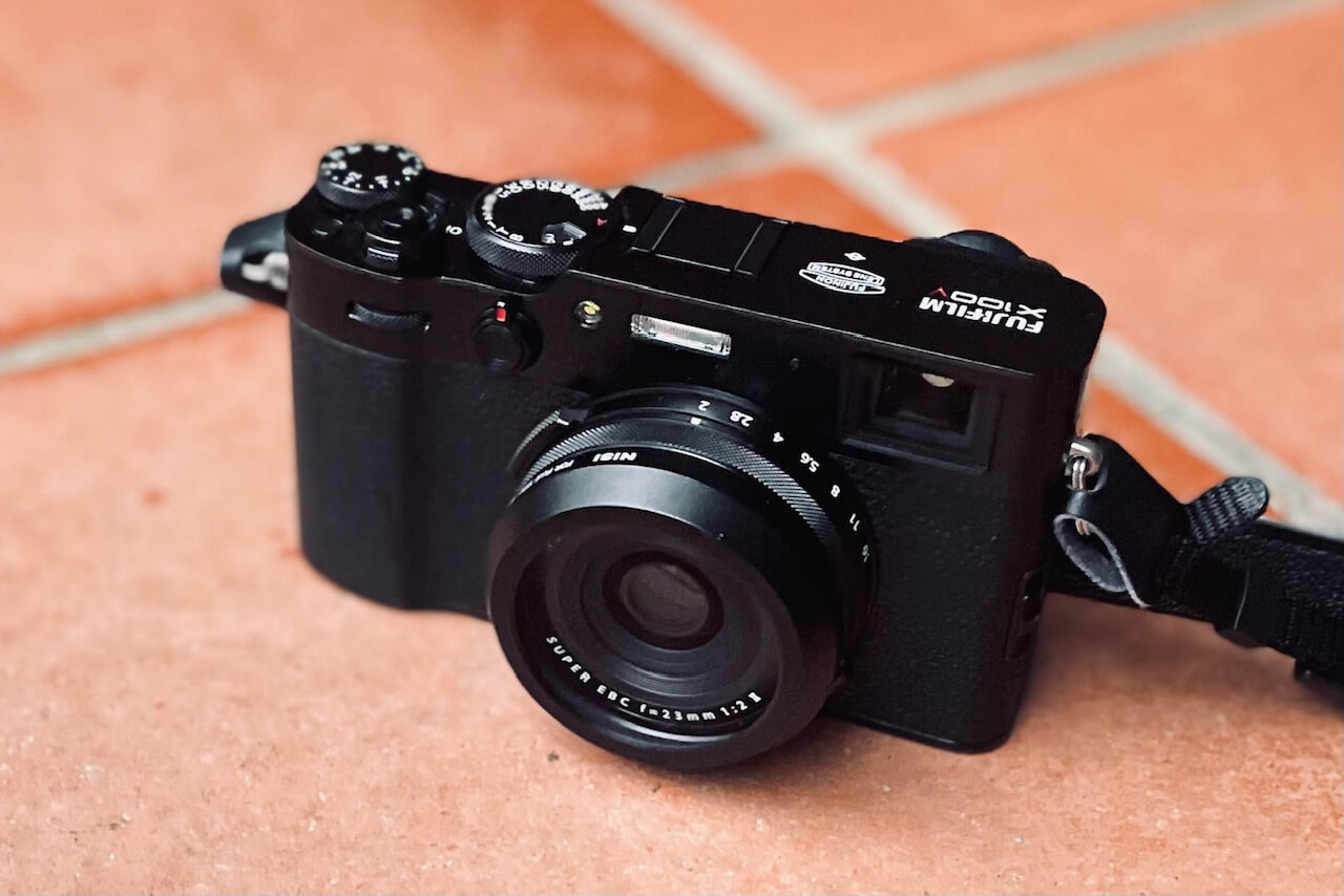 いい感じ」が絶妙に詰まってる、FUJIFILM X100シリーズ。｜記憶カメラ