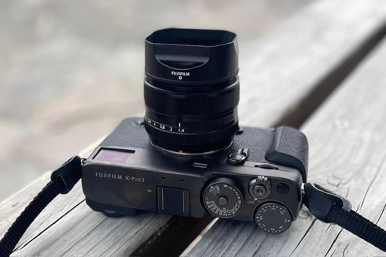 こうして見ても薄いのがわかるね、手に吸い付くFUJIFILM X-T1。｜記憶
