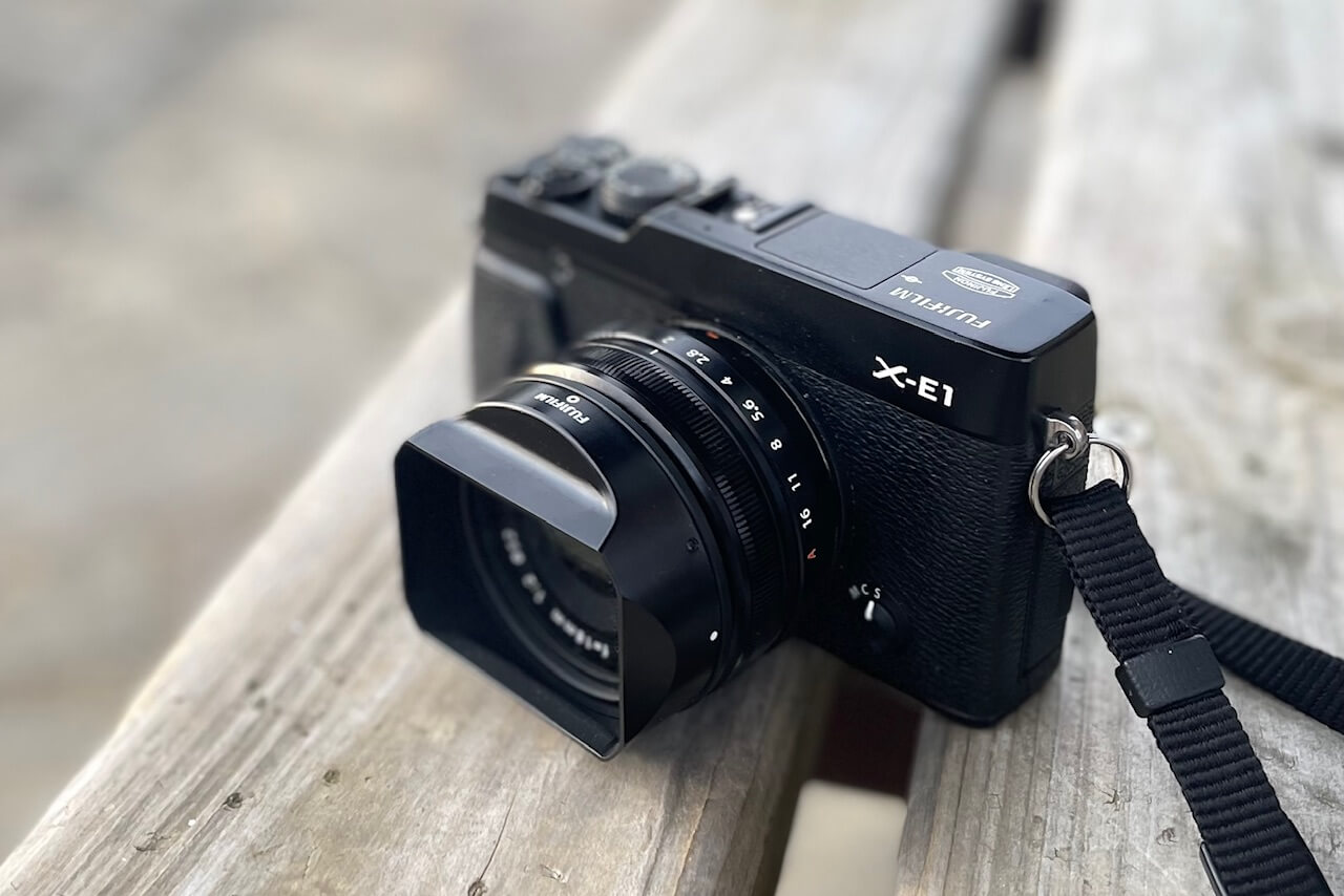 こうして見ても薄いのがわかるね、手に吸い付くFUJIFILM X-T1。｜記憶