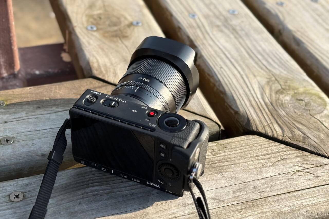 50mmと勘違いしてしまうほど軽量コンパクトな中望遠単焦点レンズ